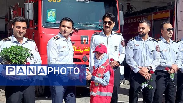 تجلیل از آتش نشانان قهرمانان حماسه آفرین در محل ایستگاه ۵ آتش نشانی مشهد