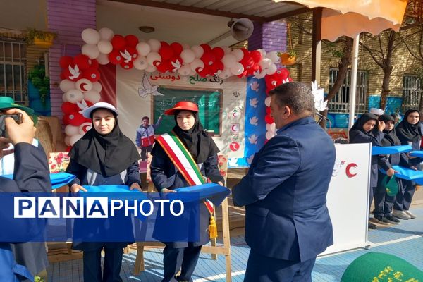 زنگ صلح  و دوستی در دومین روز از سال تحصیلی در مدرسه شاهد ائمه اطهار پاکدشت نواخته شد 