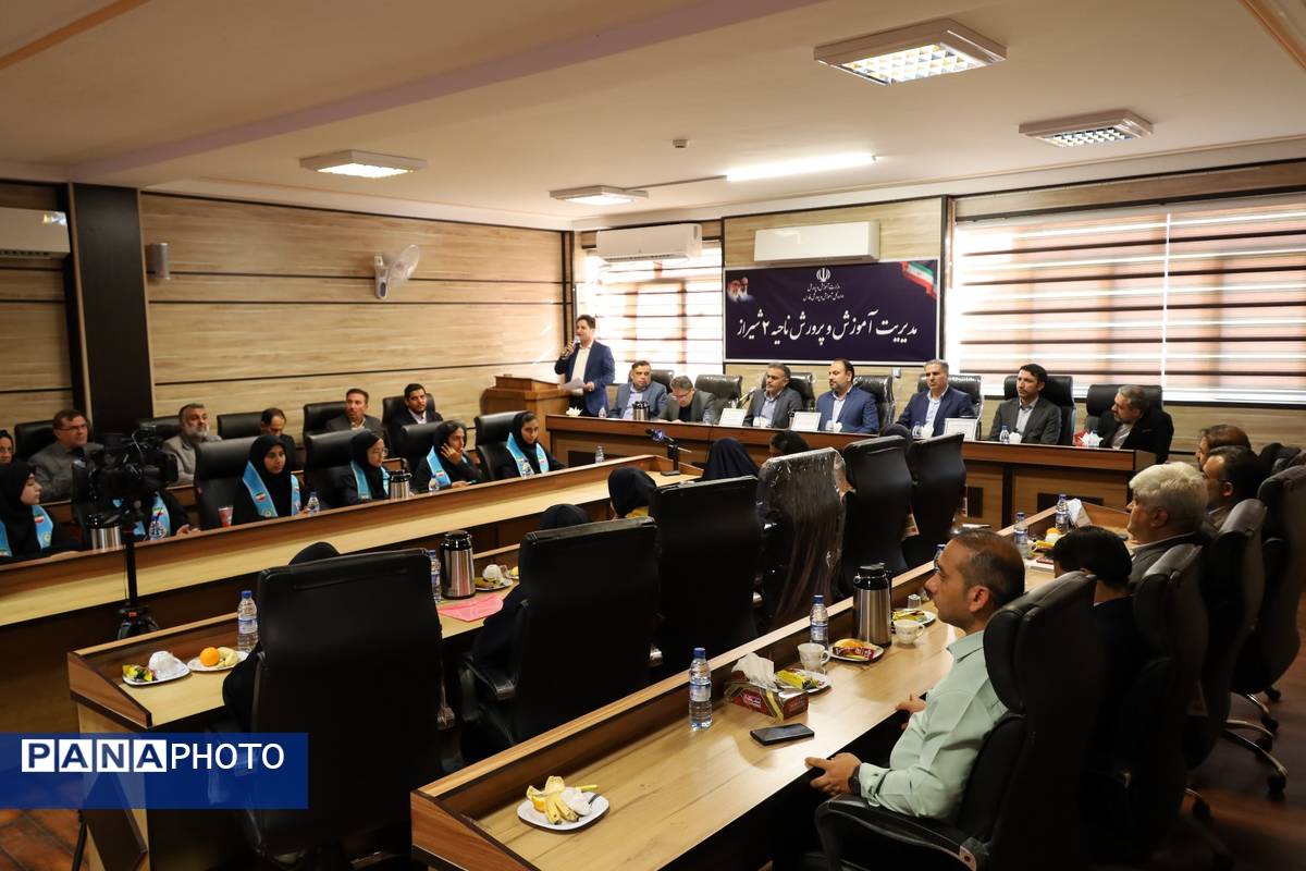 دیدار معاون پرورشی و فرهنگی وزارت آموزش و پرورش با نمایندگان دختر تشکل‌های دانش‌آموزی شیراز