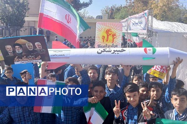 خروش هزاران دانش آموز ورامینی در ۱۳ آبان