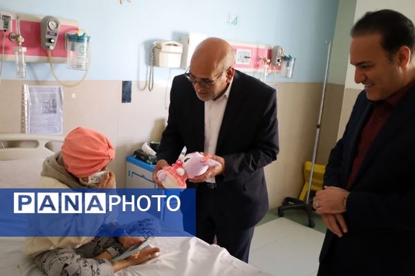 عیادت مدیرکل آموزش و پرورش استان از دانش‌آموزان بستری در بخش آنکولوژی و خون بیمارستان شهید صدوقی 