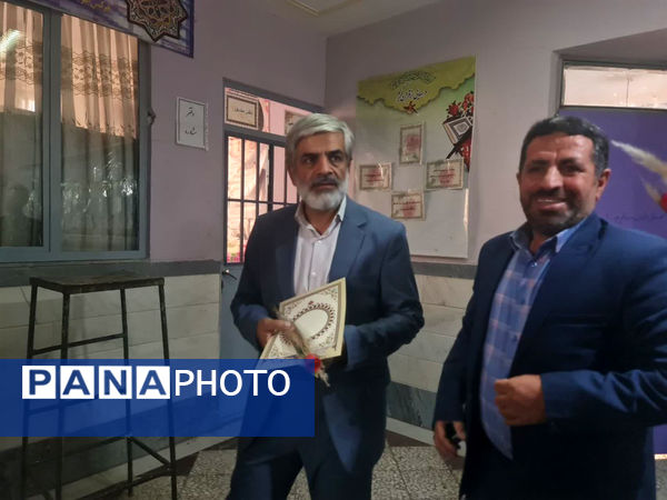 تقدیر مدیر آموزش و پرورش ناحیه 2 قم از معلمان دبیرستان سید احمد فاتحی یک 