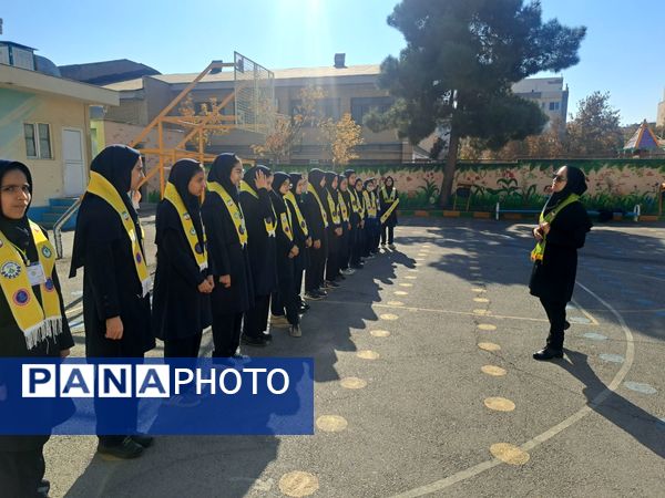 آموزش دوره پیشتازان در دبیرستان دخترانه علی افشار‌نژاد