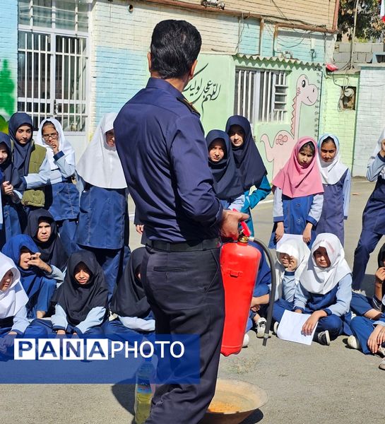 بزرگداشت روز آتش‌نشان در مدرسه شهید خاقانی شهرستان شیروان