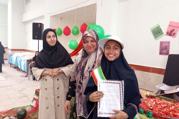 برگزاری جشن یلدا با حضور مسئولان و همکاران در مدرسه ایران و هنرستان کریمی شیرازیها