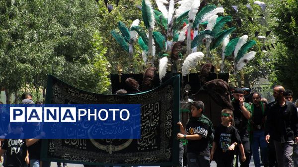 عزاداری عاشورای حسینی به رنگ خون شهیدان در کرج