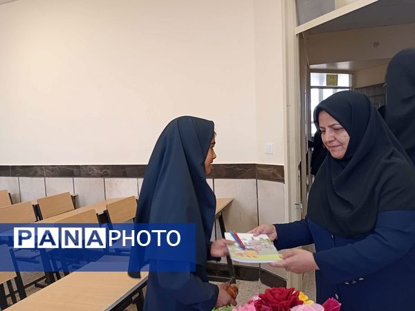 اهدای جوایز به دانش آموزان جدید الورود دبیرستان مادرمهربان خلیل آباد