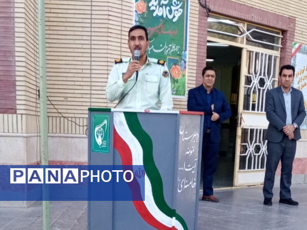 رئیس پلیس فتا کاشمر در مراسم صبحگاه دبیرستان آیت‌الله خامنه‌ای بر هوشیاری در فضای مجازی تأکید کرد