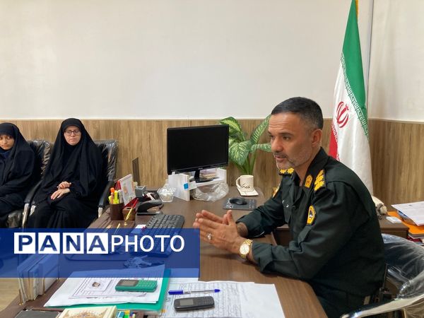 بازدید دانش‌آموزان دبیرستان سمیه از کلانتری ۱۱ بجنورد به مناسبت هفته نیروی انتظامی 
