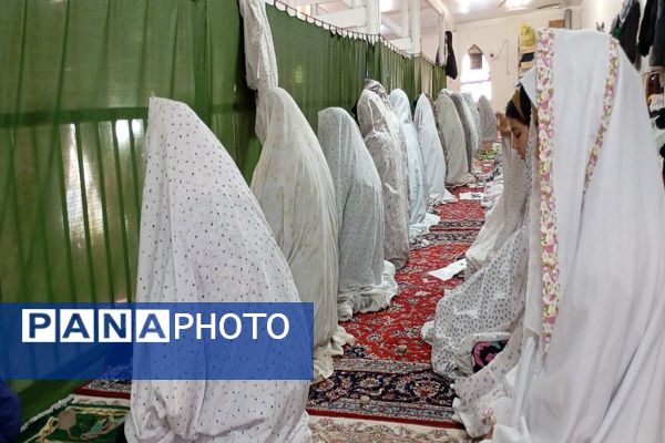 اقامه نماز جماعت باحضور معتکفین در مسجد جامع شهر بار نیشابور 