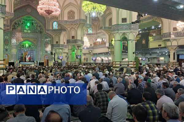 حضور مدیر آموزش و پرورش ناحیه دو شهرری در کنار دانش آموزان در نماز جمعه 