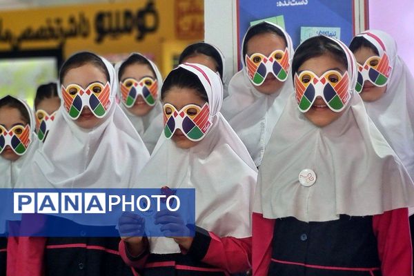 بازید دانش‌آموزان دبستان سعادت از نمایشگاه کتاب