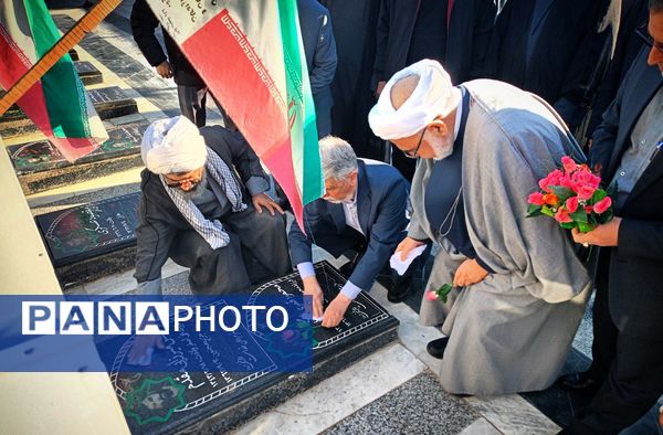 وزیر فرهنگ و ارشاد اسلامی غبار از مزار شهدای امامزاده سید حمزه کاشمر برداشت