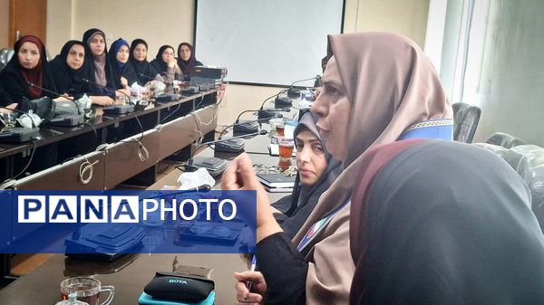 نشست بانوان ستادی با سرپرست آموزش و پرورش قائمشهر
