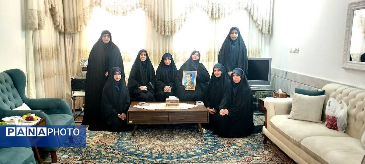 دیدار دانش‌آموزان  دبیرستان۲۲ بهمن با همسر شهید جانباز شیمیایی  شهرضا 