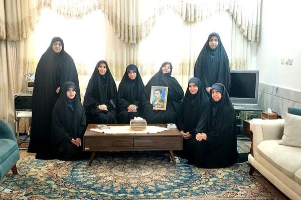 دیدار دانش‌آموزان شهرضا با همسر شهید جانباز شیمیایی