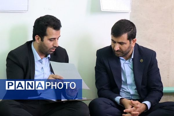 میز خدمت ویژه فرهنگیان در شهرستان پاکدشت به‌مناسبت گرامیداشت هفته معلم 