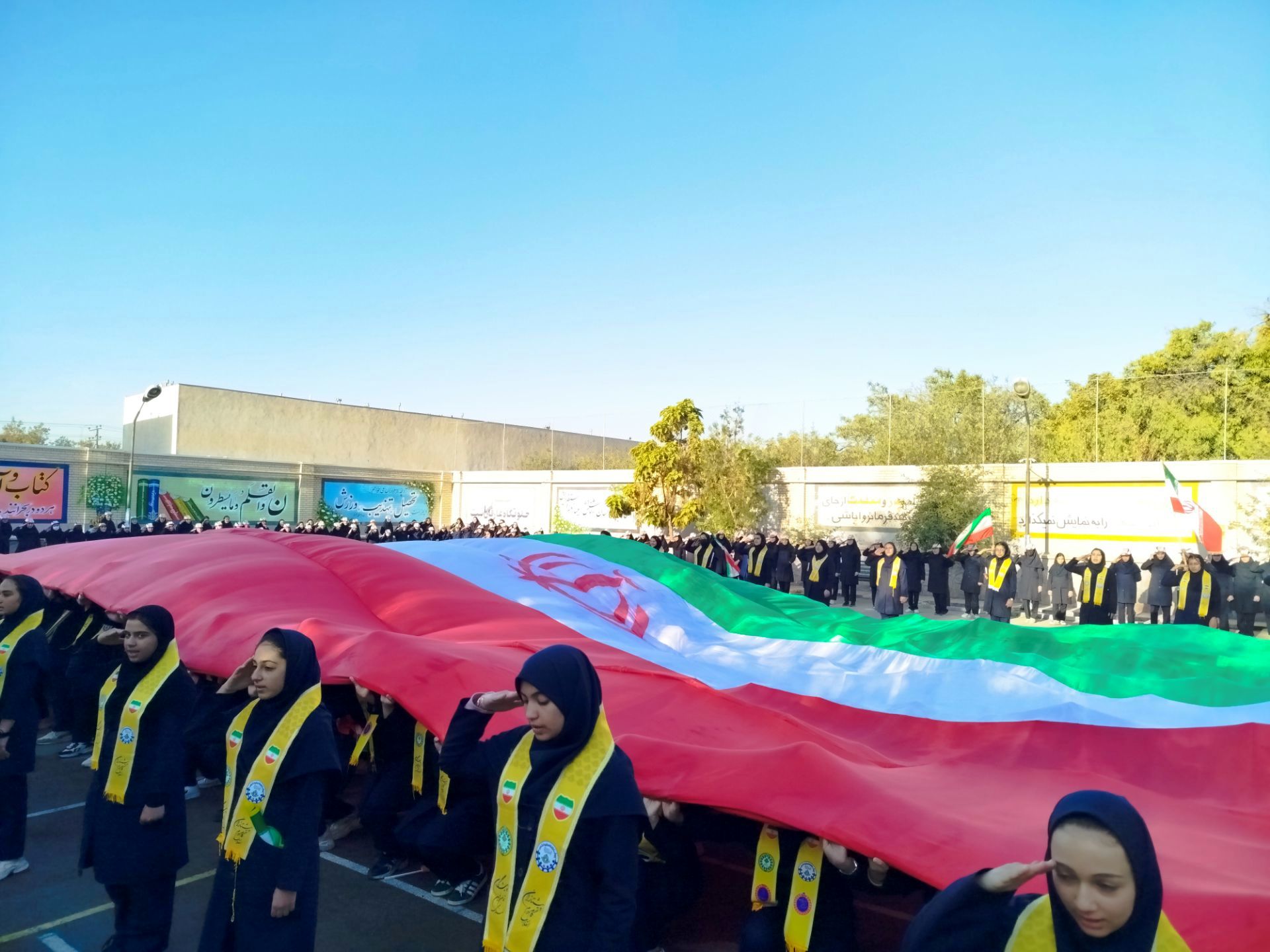 صبحگاه تمام تشکیلاتی دبیرستان تقی‌پور مراغه