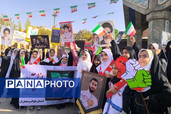 اجتماع عظیم دانش آموزان ناحیه دو شهرری به مناسبت یوم الله ۱۳ آبان در میدان نماز