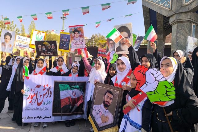 اجتماع عظیم دانش آموزان ناحیه دو شهرری به مناسبت یوم الله ۱۳ آبان در میدان نماز