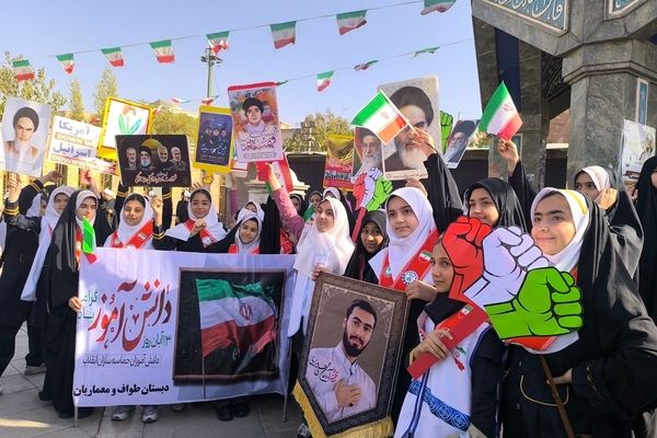 اجتماع عظیم دانش آموزان ناحیه دو شهرری به مناسبت یوم الله ۱۳ آبان در میدان نماز