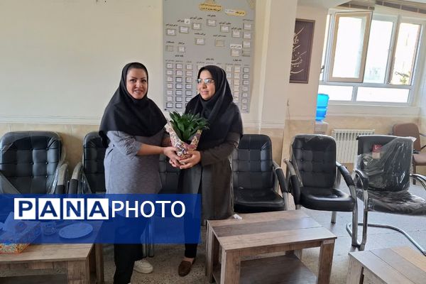 تقدیر و وداع اعضای انجمن اولیا و مربیان آموزشگاه معارف 6 از کادر آموزشگاه