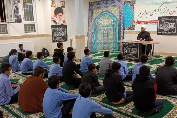 لبیک دانش‌آموزان دبیرستان نمونه دولتی آفرینش به ندای مظلومیت حضرت زهرا (س)