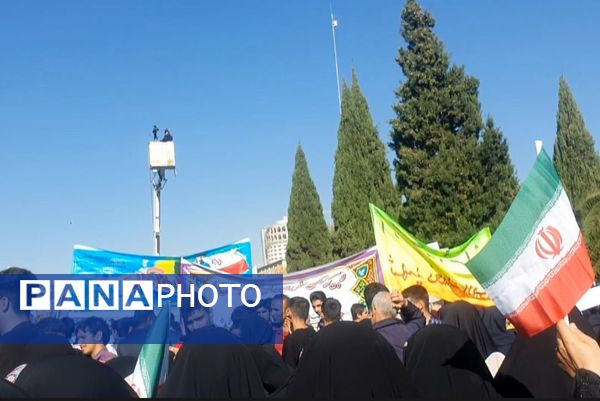 تجمع بزرگ دانش‌آموزان در روز 13 آبان