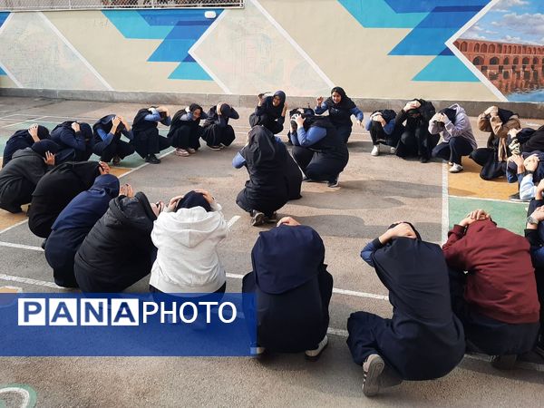  مانور زلزله در مدرسه مصلی نژاد حضرت زهرا(س)