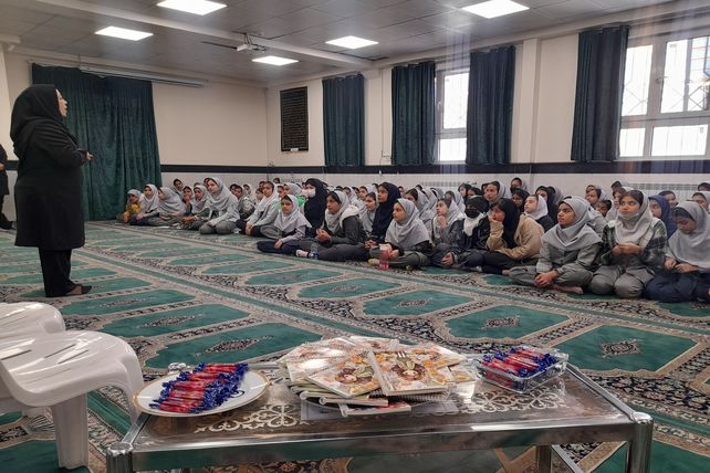 گرامیداشت روز دانش آموز در دبستان عذرا پورشهریاری ناحیه ۷مشهد