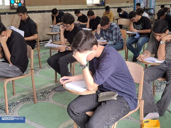 برگزاری آزمون میان پایه دبیرستان نمونه دولتی ۱۷ شهریور
