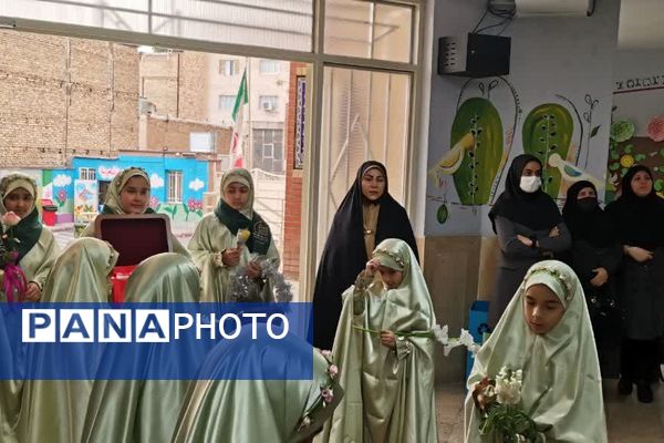 پرچم متبرک امام حسین(ع) میهمان دانش‌آموزان مدرسه زنده‌یاد قمصری