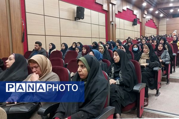 مراسم یلدای مادرانه با حضور فرهنگیان و دانش‌آموزان در اردوگاه شهید منتظری شهریار