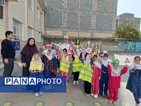 بازدید ماموران نیروی انتظامی در مدرسه 17شهریور بجنورد