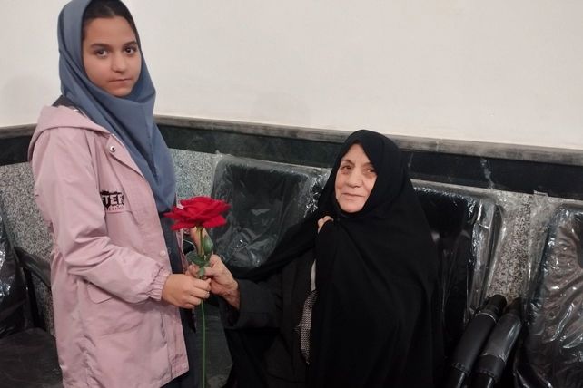 بوسه بر دستان مادر در دبیرستان والدین آناخاتون