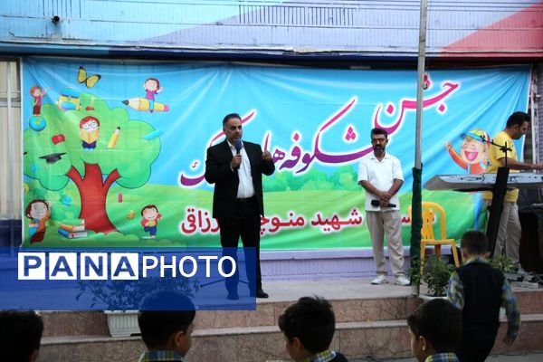 جشن شکوفه‌ها در دبستان منوچهر رزاقی ناحیه۳ مشهد