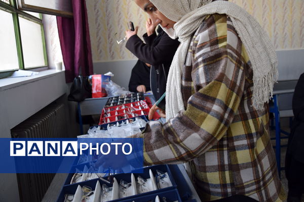 برپایی میز خدمت‌رسانی درمانی در دبیرستان شهید صدوقی با همکاری نهادهای جهادی