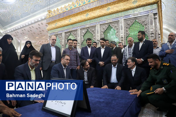 تجدید میثاق وزیر آموزش و پرورش و جمعی از معلمان با آرمان‌های امام خمینی(ره)
