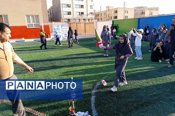 هیجان پرتاب موشک آبی در هفته هوافضا با حضور دانش‌آموزان در پژوهشسرای خواجه نصیرالدین طوسی