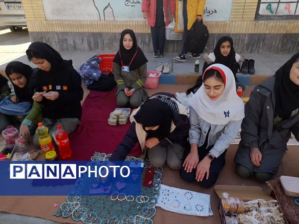 برپایی بازارچه مدرسه‌ای به‌مناسبت دهه فجر در آموزشگاه دخترانه شهید حسن زاده خانلق