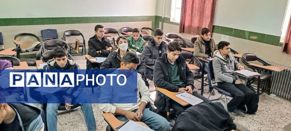 کلاس های تقویتی در دبیرستان نمونه آیت‌الله خامنه ای