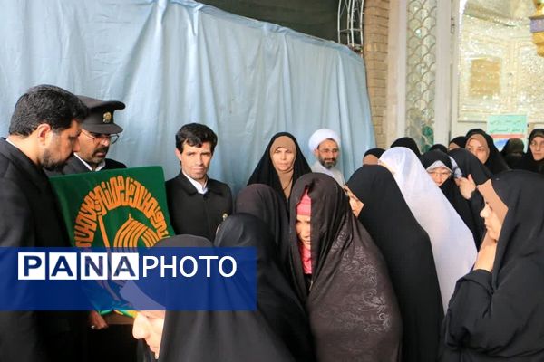 مراسم زیر سایه خورشید و غباروبی ضریح مطهر بی بی سکینه خاتون(س) در بخش صفادشت ملارد