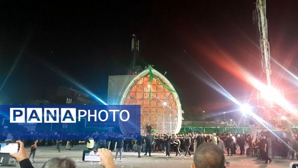 مراسم نخل‌گردانی شب عاشورا در حسینیه شهرک شهید فهمیده کرج