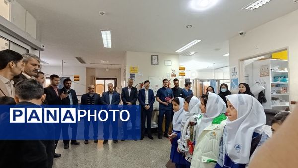 اهدای گل توسط دانش‌آموزان به پرستاران به مناسبت روز پرستار 