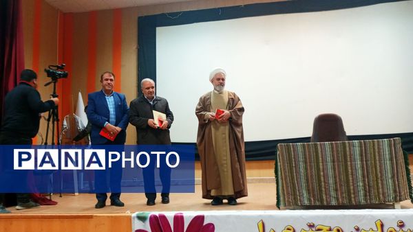 رونمایی از کتاب «پنج روایت از یک مرد زندگی» در اسدآباد