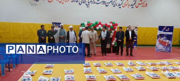 توزیع بسته‌های نوشت افزار ویژه دانش‌آموزان کم برخوردار در باخرز 