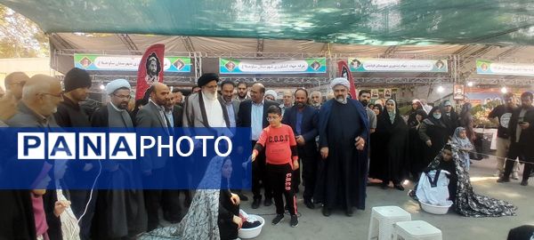 اجرای گروه سرود و تئاتر خیابانی به مناسبت هفته دفاع مقدس در مصلای کرج