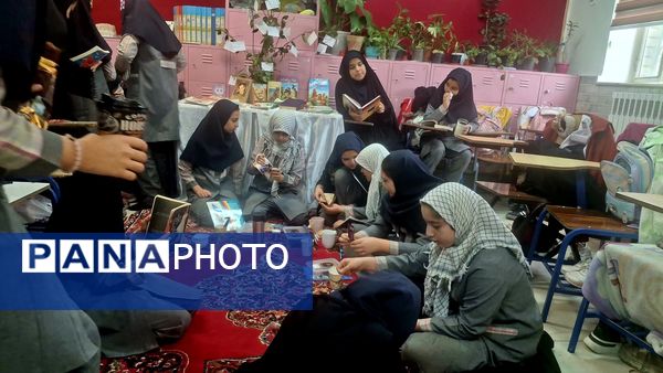 عطر مطالعه در کافه کتاب کلاس پنجم دبستان شاهد بنت‌الحسین تبریز