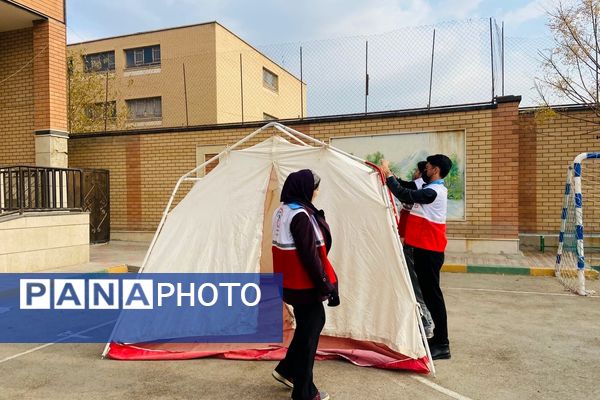 پشت‌صحنه آماده‌سازی مانور زلزله در مدرسه استاد مطهری رباط‌کریم