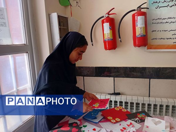 ساخت کارت پستال در هفته سلامت‌روان توسط دانش‌آموزان مدرسه مادرمهربان خلیل‌آباد